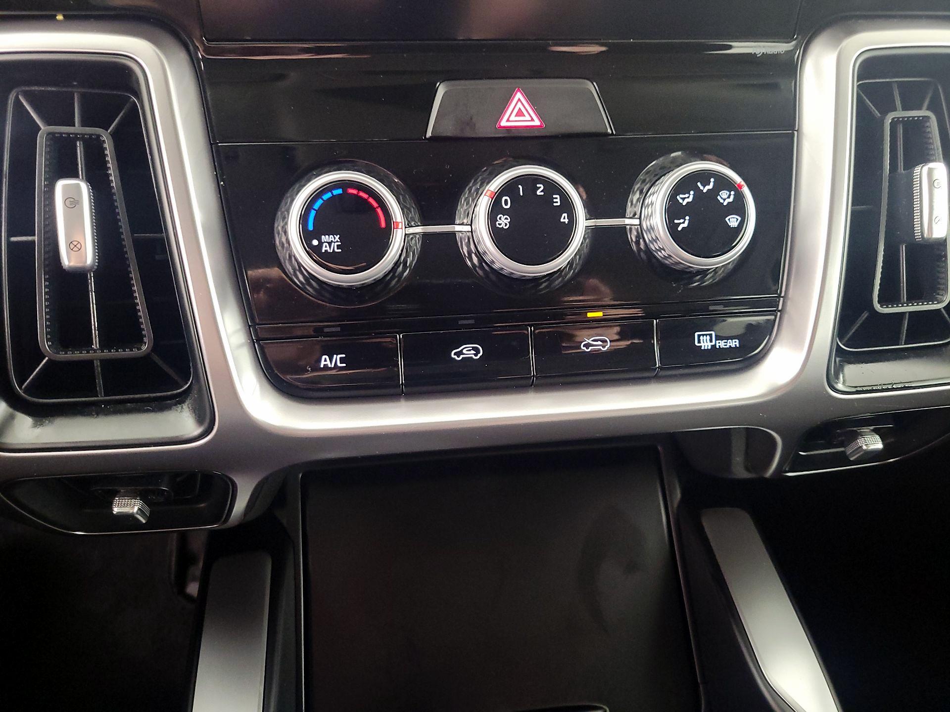 Thumbnail: 2023 Kia Sorento - 16