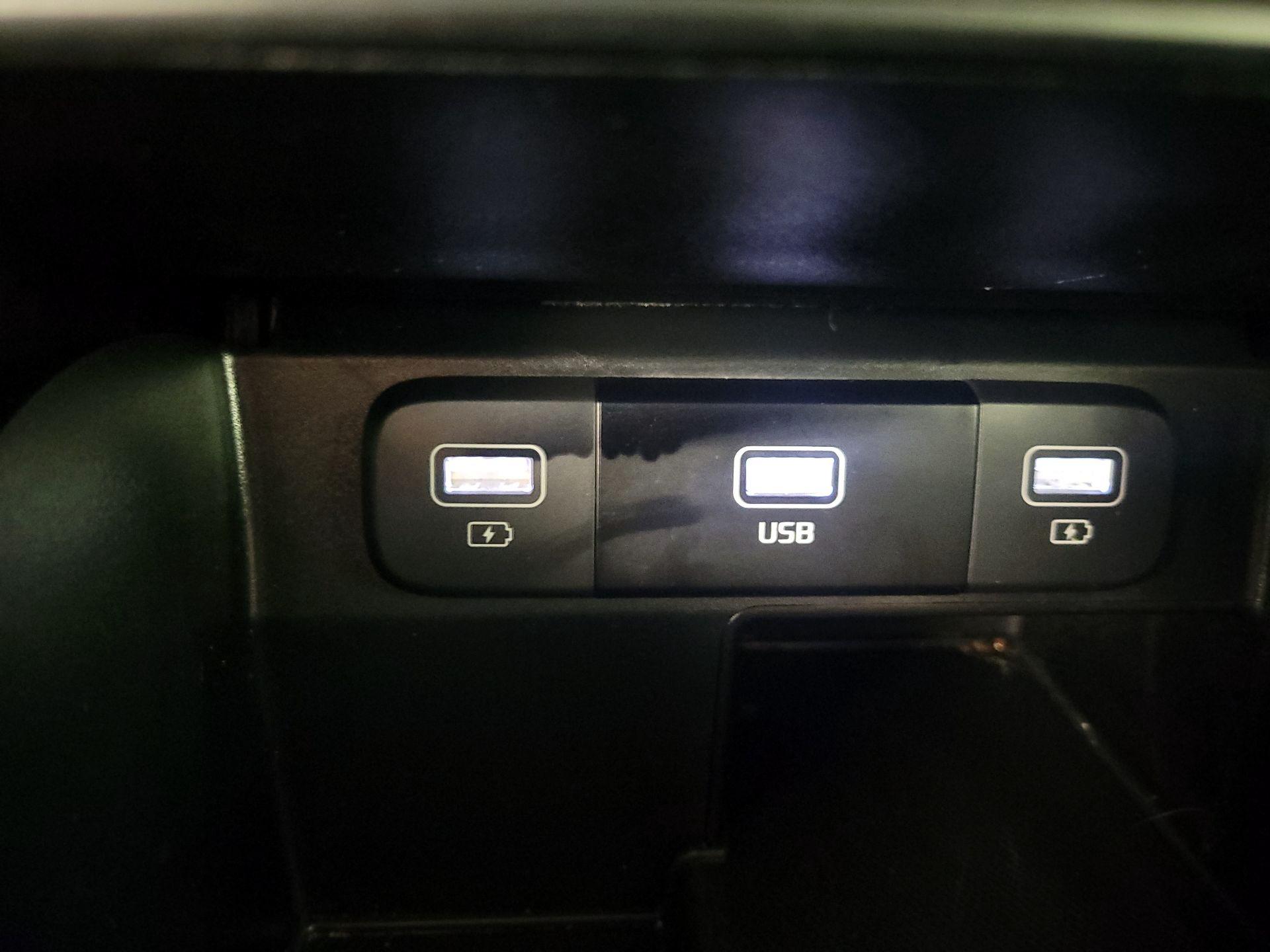 Thumbnail: 2023 Kia Sorento - 18