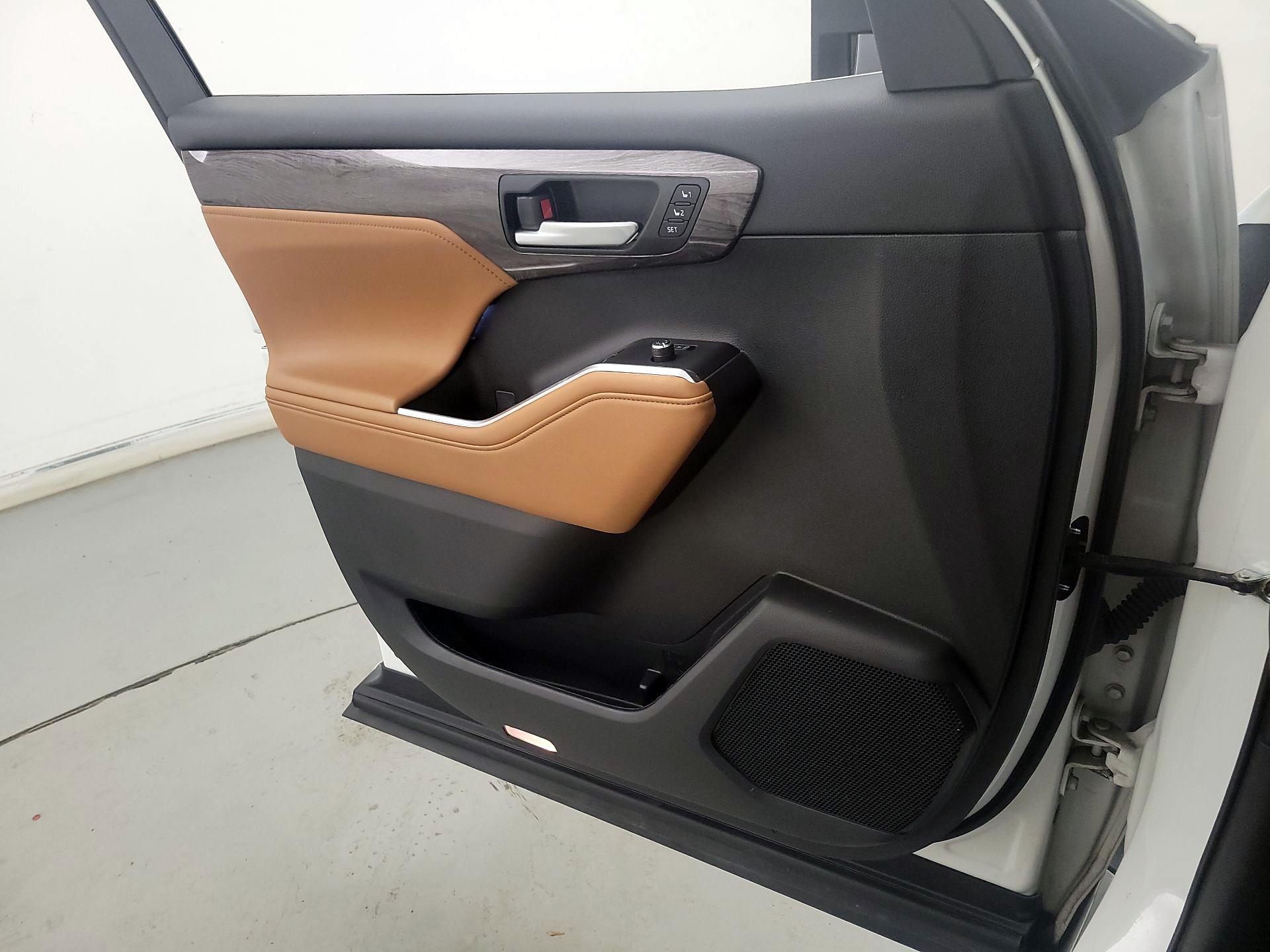 Thumbnail: 2023 Toyota Highlander - 12