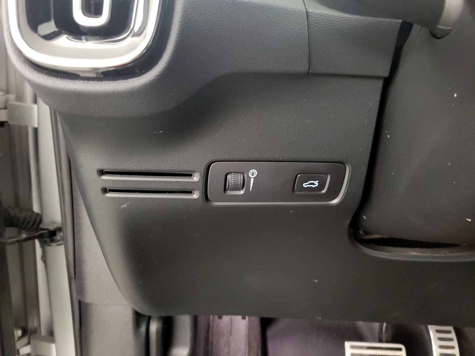 Thumbnail: 2019 Volvo XC40 - 13