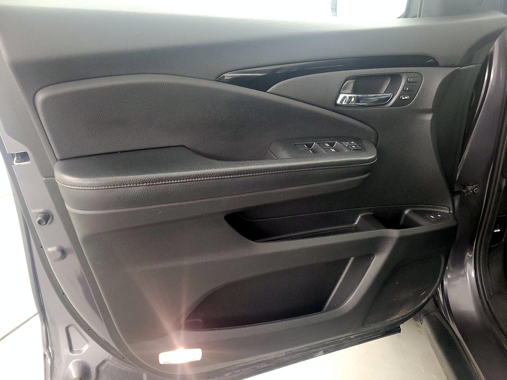 Thumbnail: 2019 Honda Pilot - 12