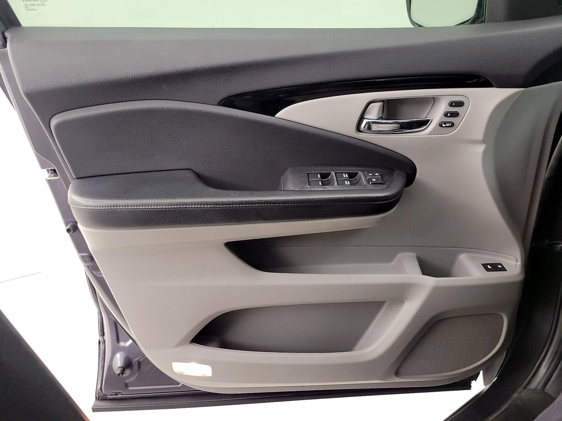 Thumbnail: 2019 Honda Pilot - 12