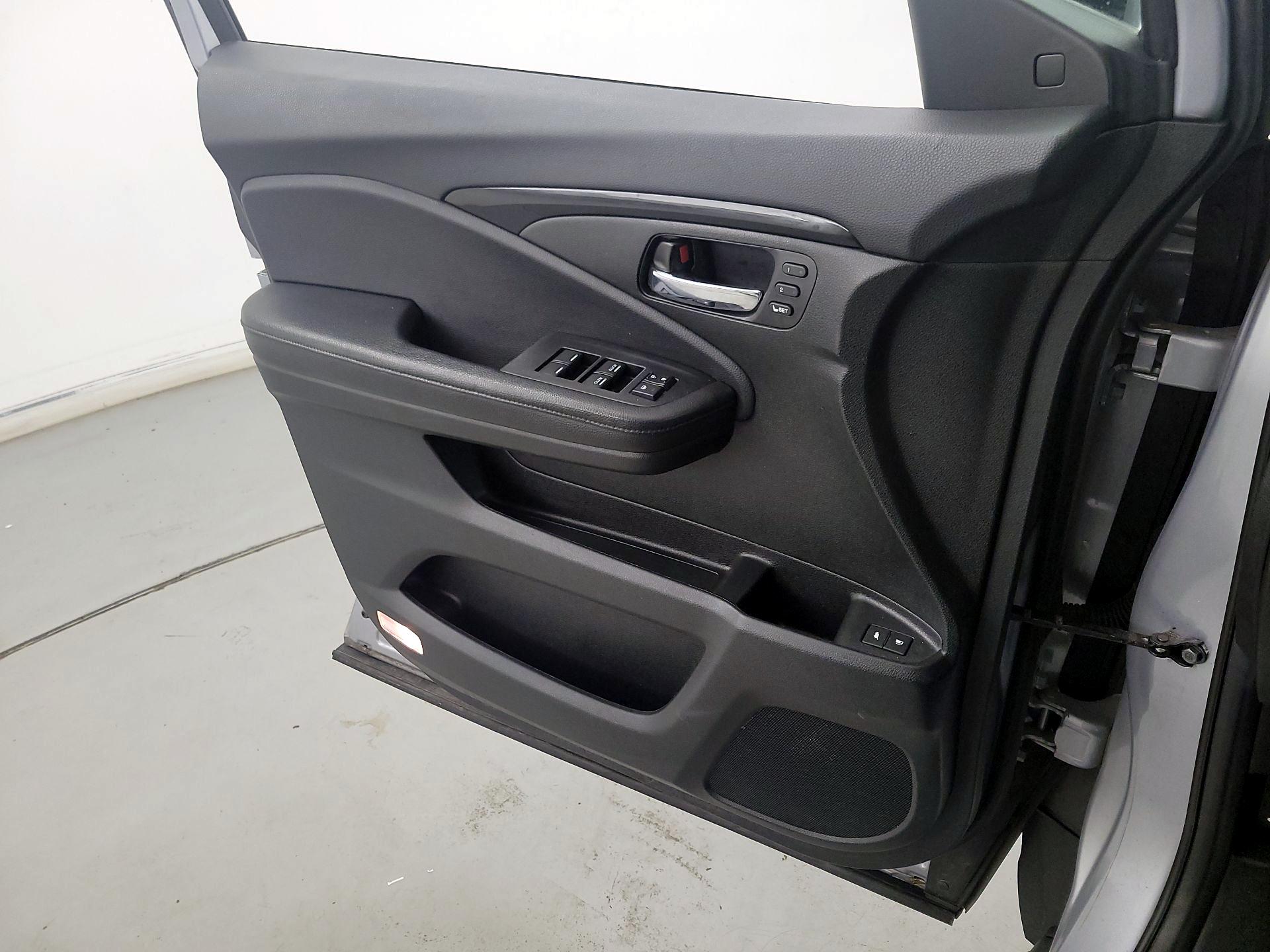 Thumbnail: 2018 Honda Pilot - 12