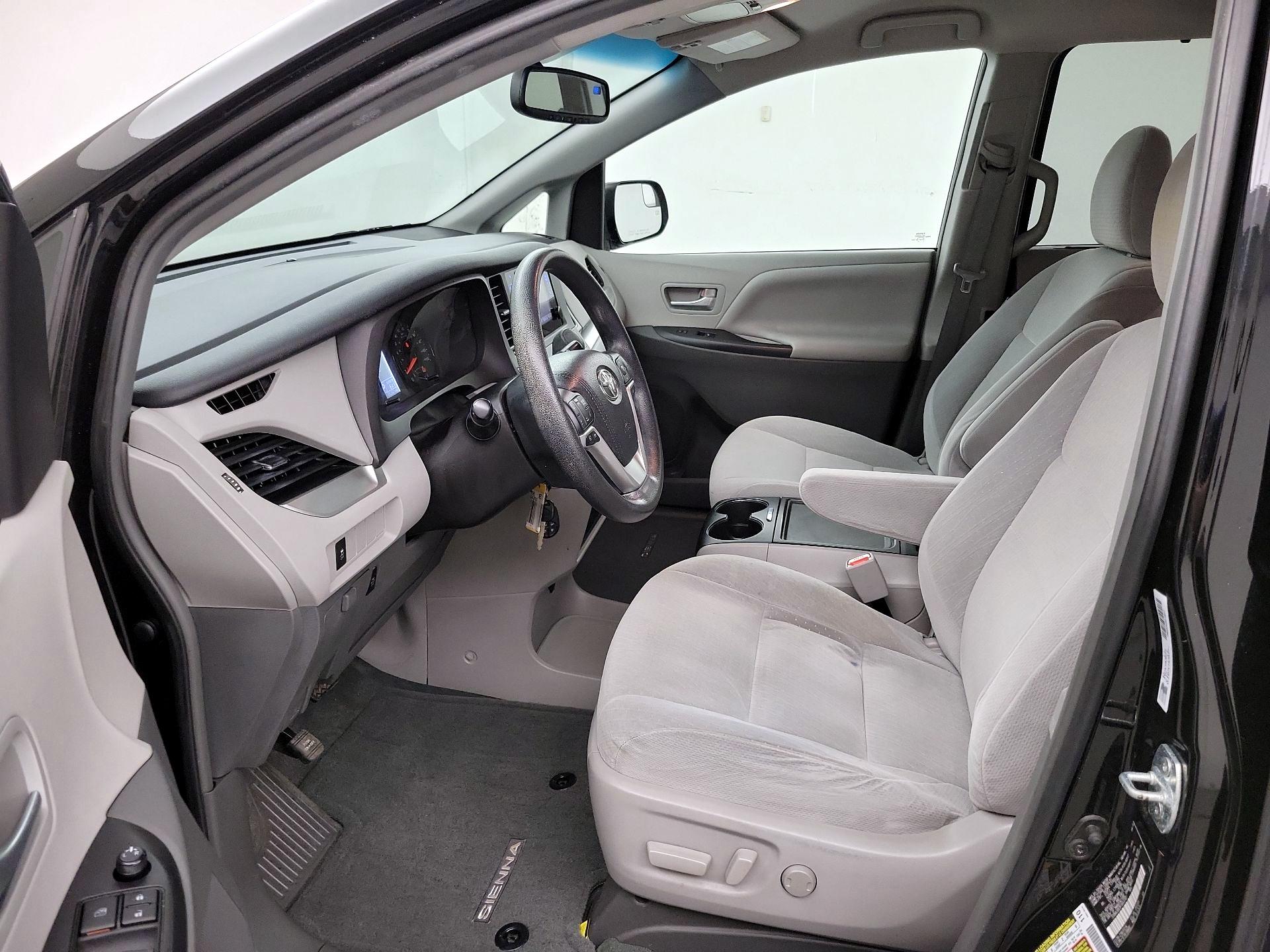 Thumbnail: 2015 Toyota Sienna - 11