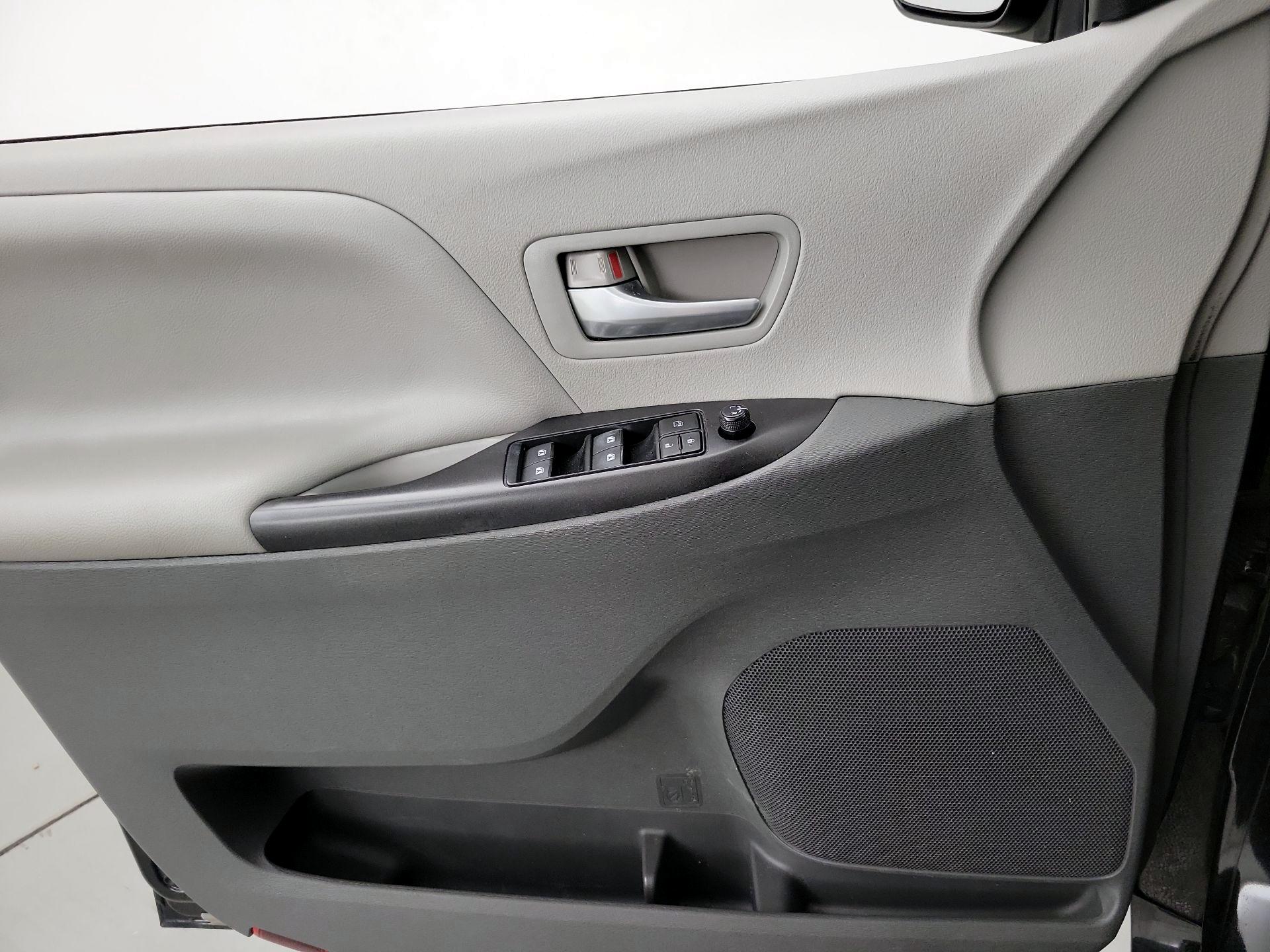 Thumbnail: 2015 Toyota Sienna - 12