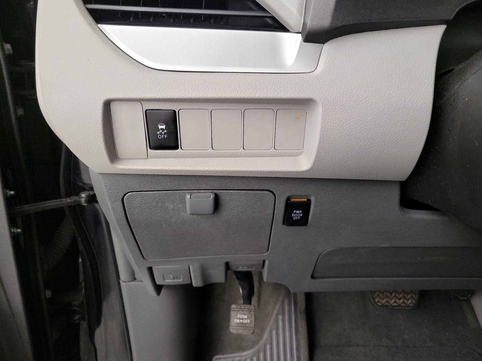 Thumbnail: 2015 Toyota Sienna - 13