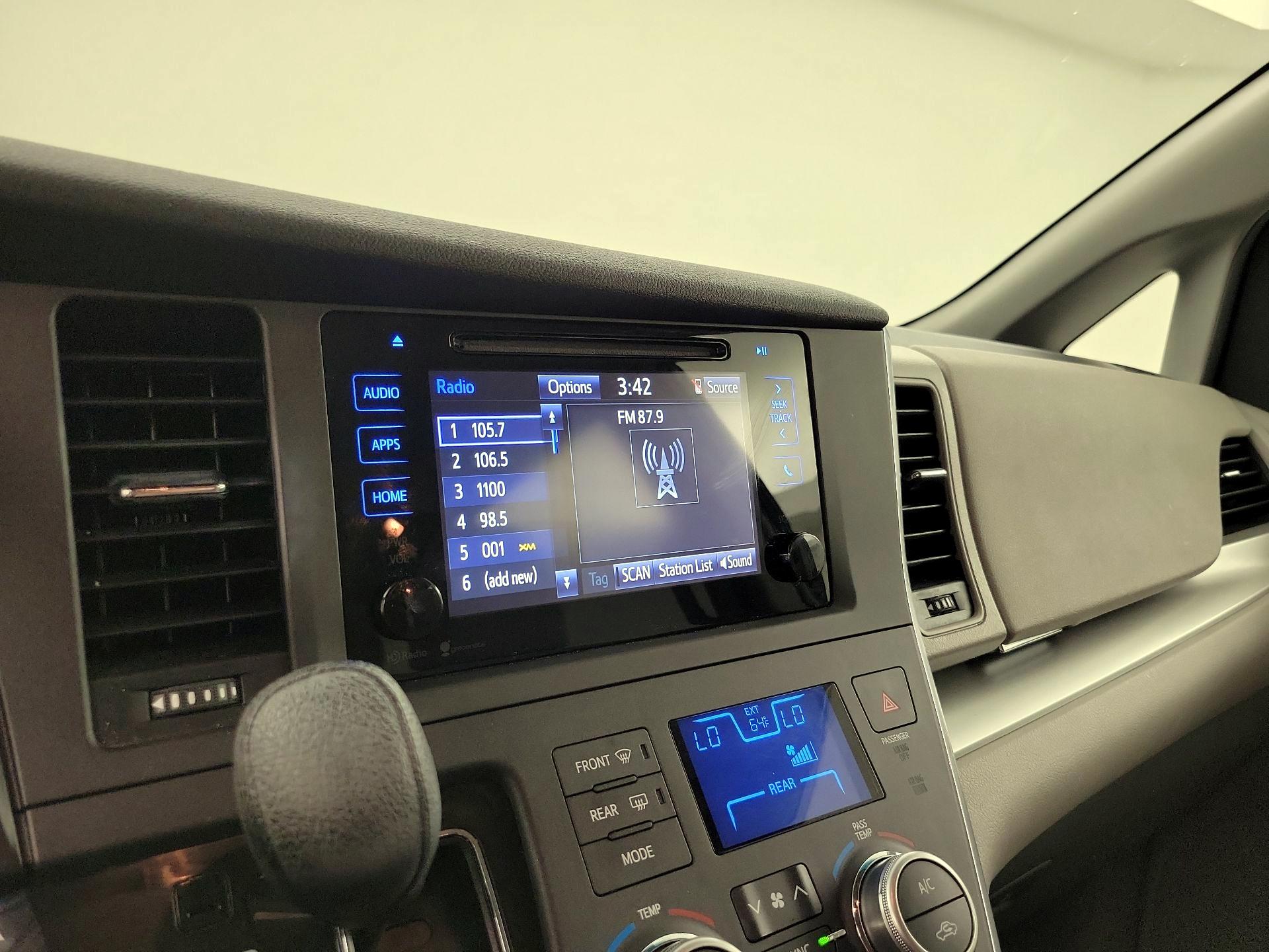 Thumbnail: 2015 Toyota Sienna - 15
