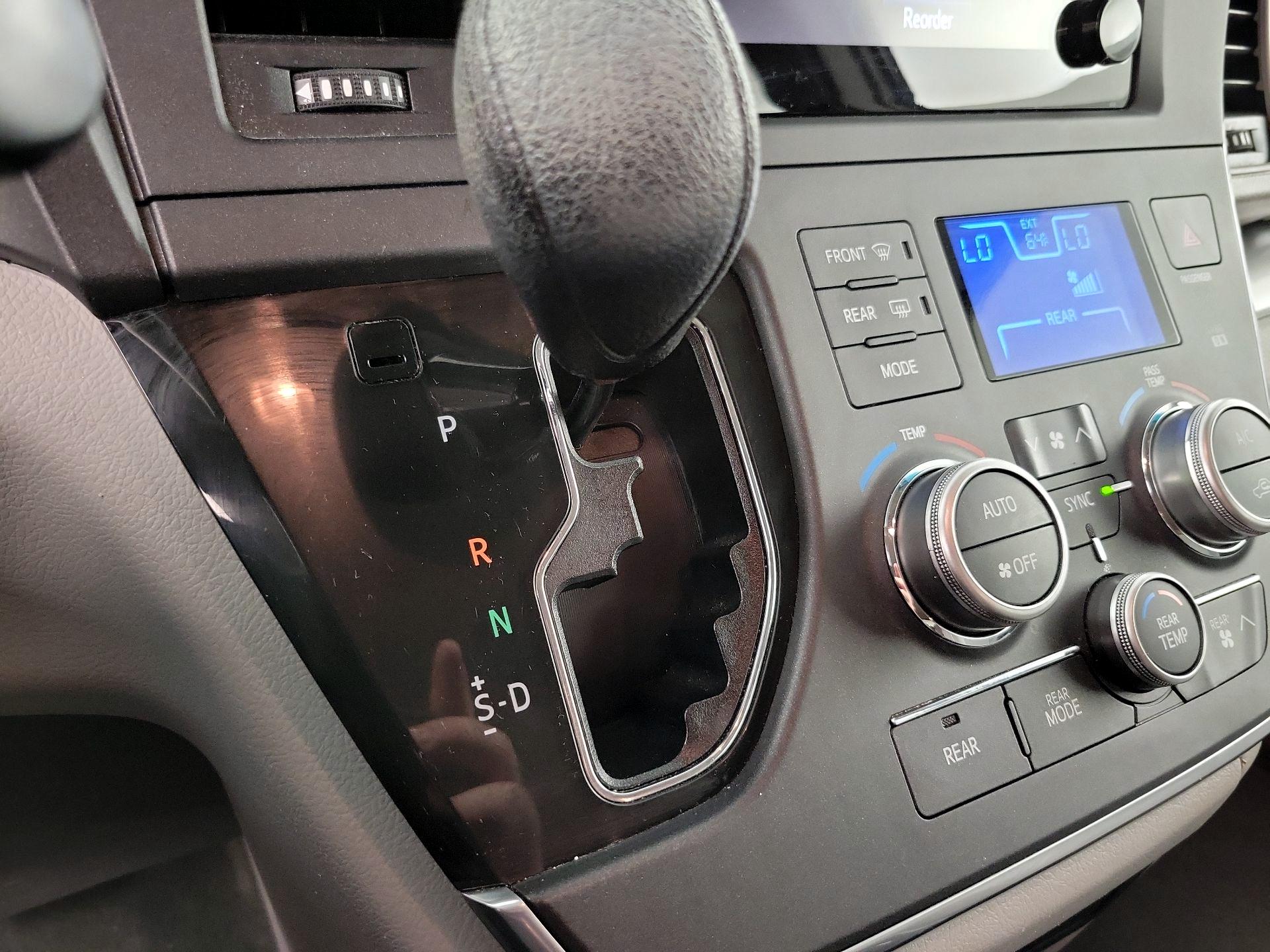 Thumbnail: 2015 Toyota Sienna - 17