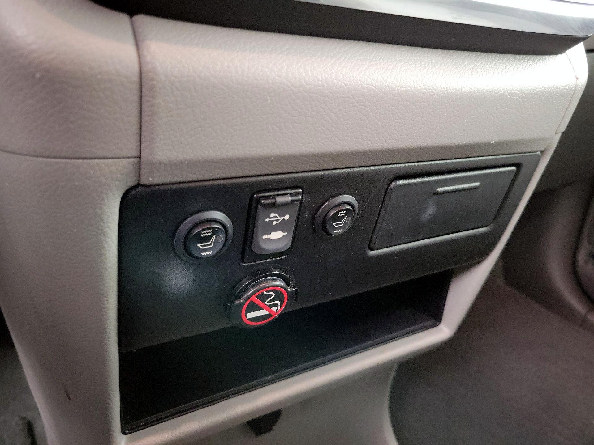 Thumbnail: 2015 Toyota Sienna - 18