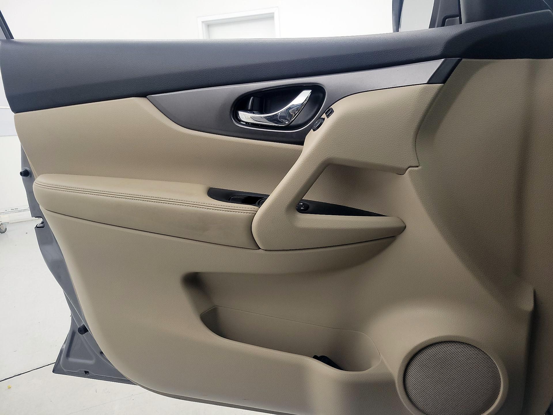 Thumbnail: 2016 Nissan Rogue - 10