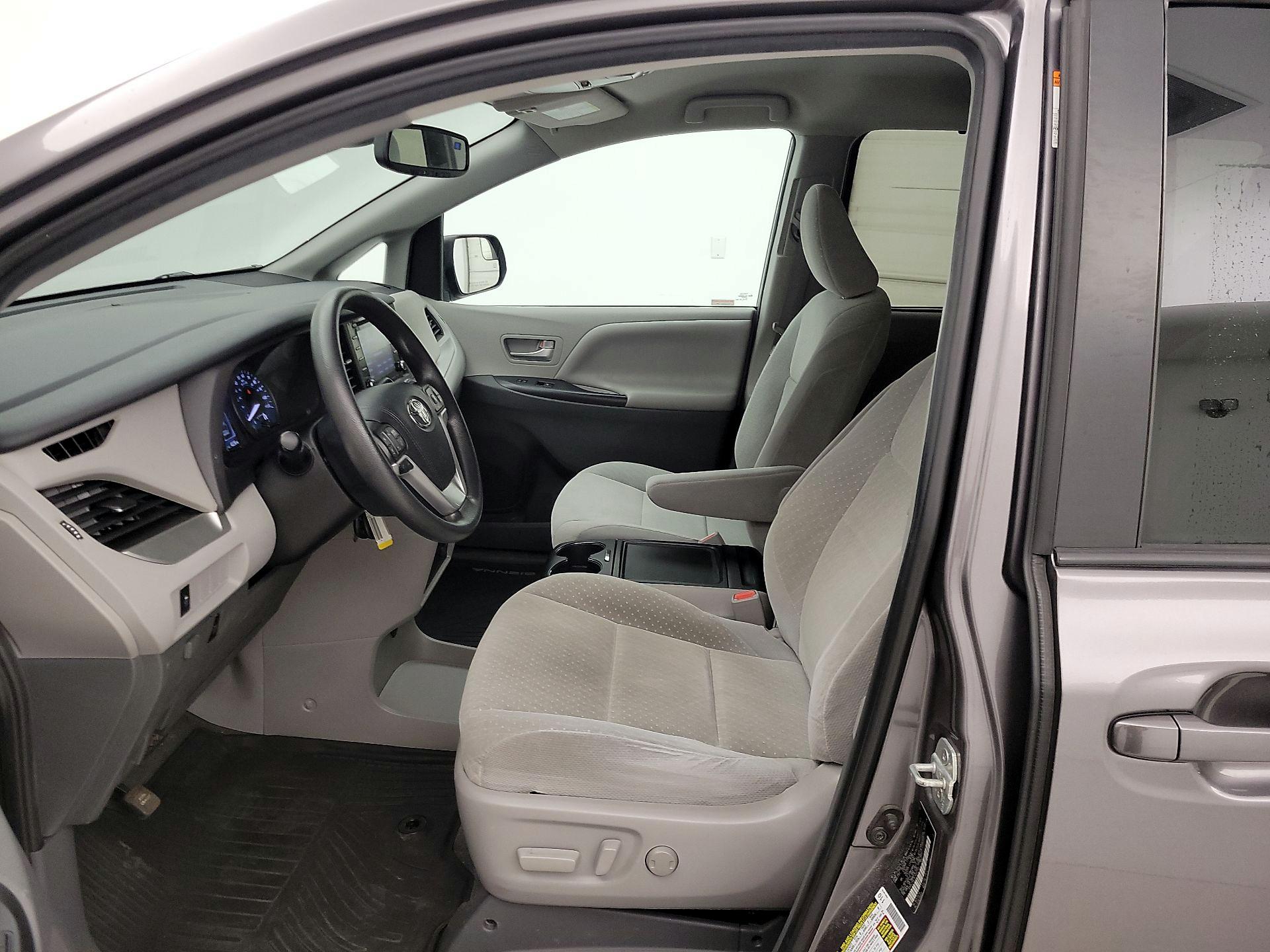 Thumbnail: 2020 Toyota Sienna - 11