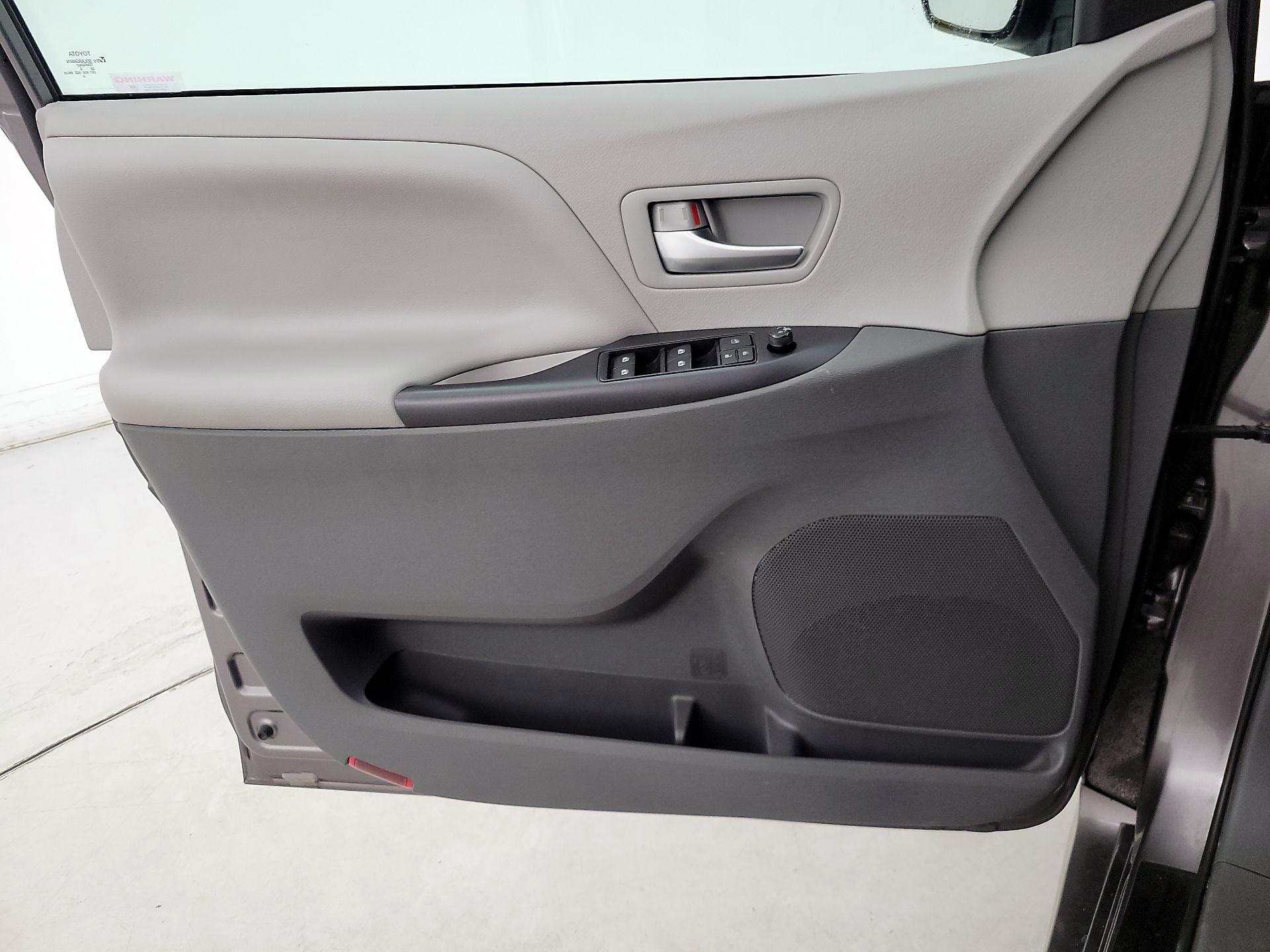 Thumbnail: 2020 Toyota Sienna - 12