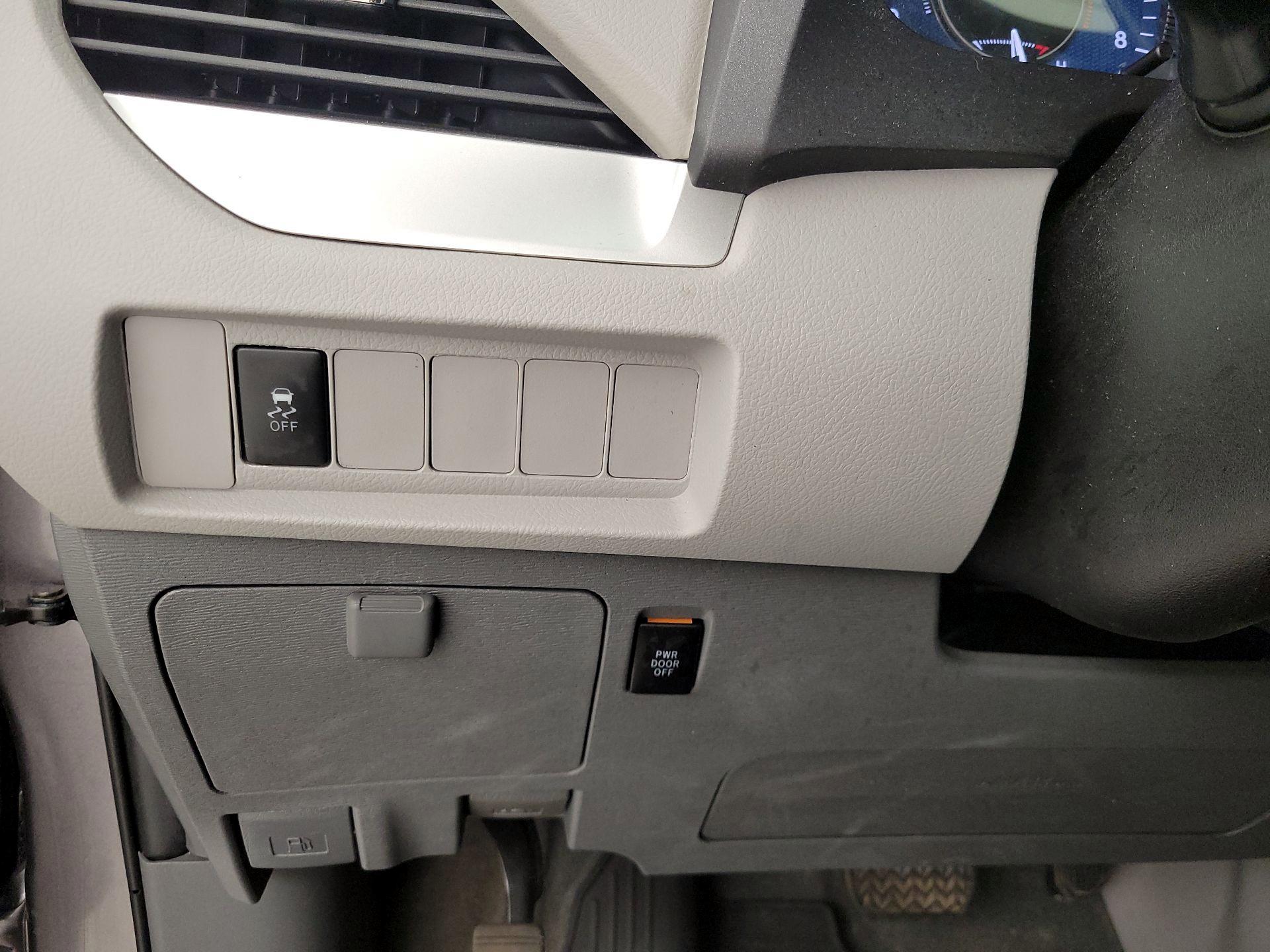 Thumbnail: 2020 Toyota Sienna - 13