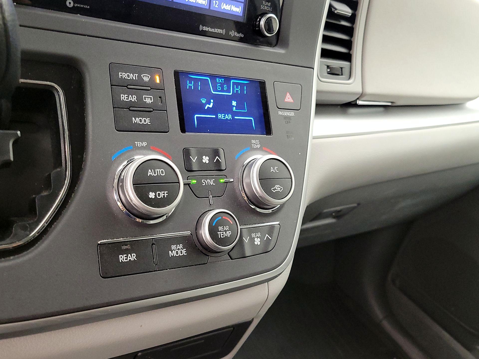 Thumbnail: 2020 Toyota Sienna - 16