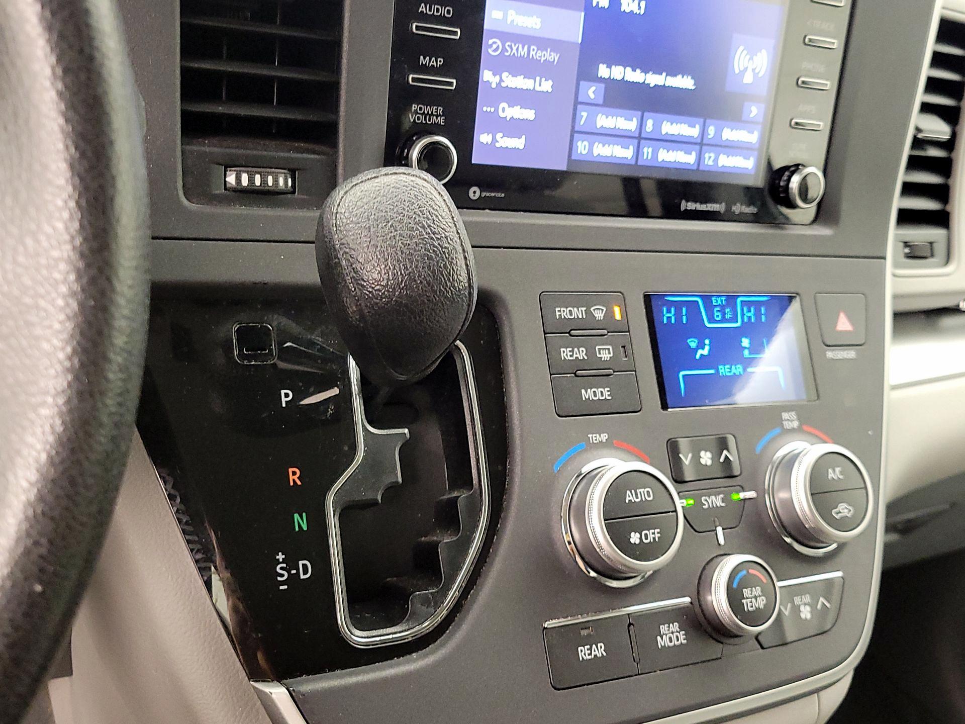 Thumbnail: 2020 Toyota Sienna - 17