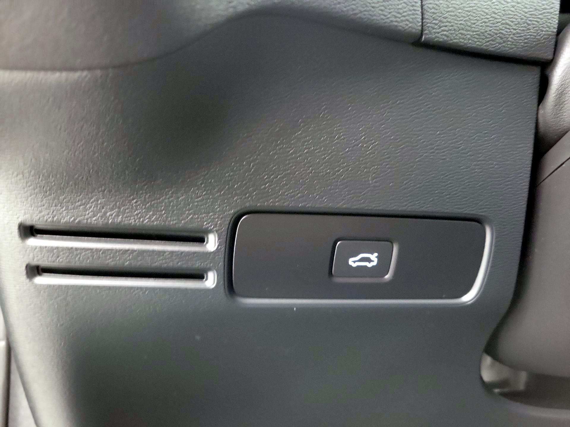 Thumbnail: 2024 Volvo XC40 - 13