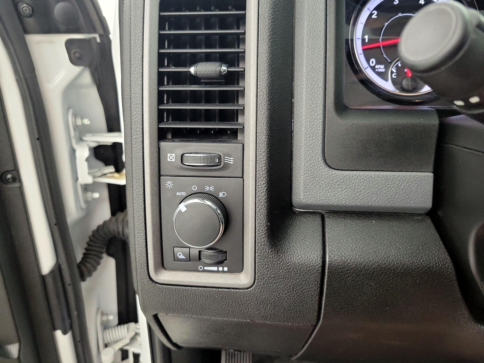 Thumbnail: 2019 RAM 1500 Classic - 13