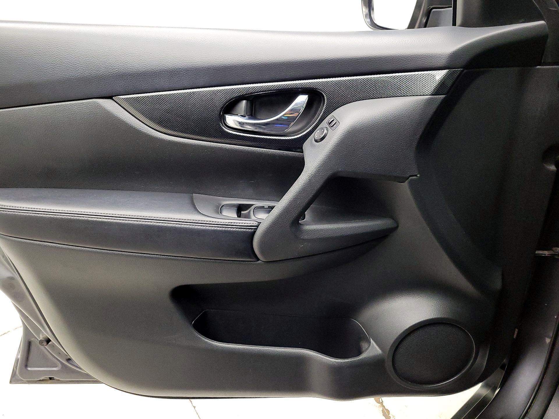 Thumbnail: 2016 Nissan Rogue - 12