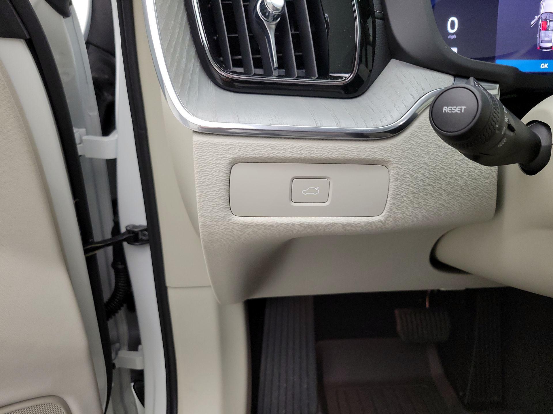 Thumbnail: 2025 Volvo XC60 - 13