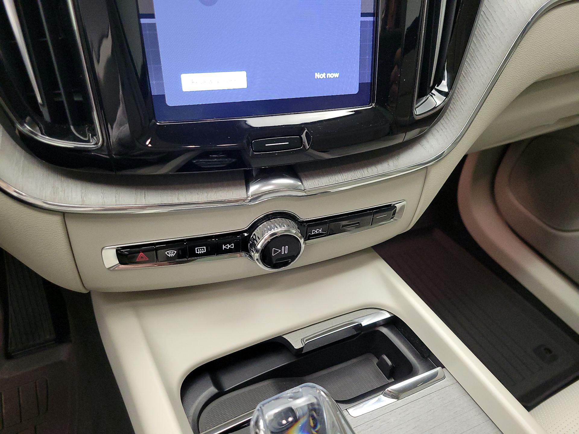 Thumbnail: 2025 Volvo XC60 - 17