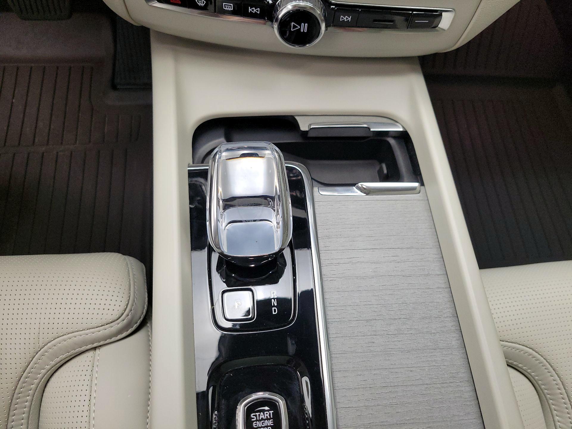 Thumbnail: 2025 Volvo XC60 - 18