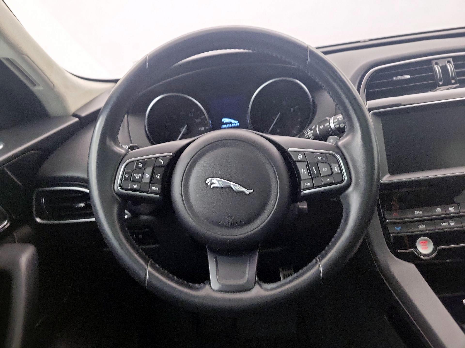 Thumbnail: 2019 Jaguar F-Pace - 10