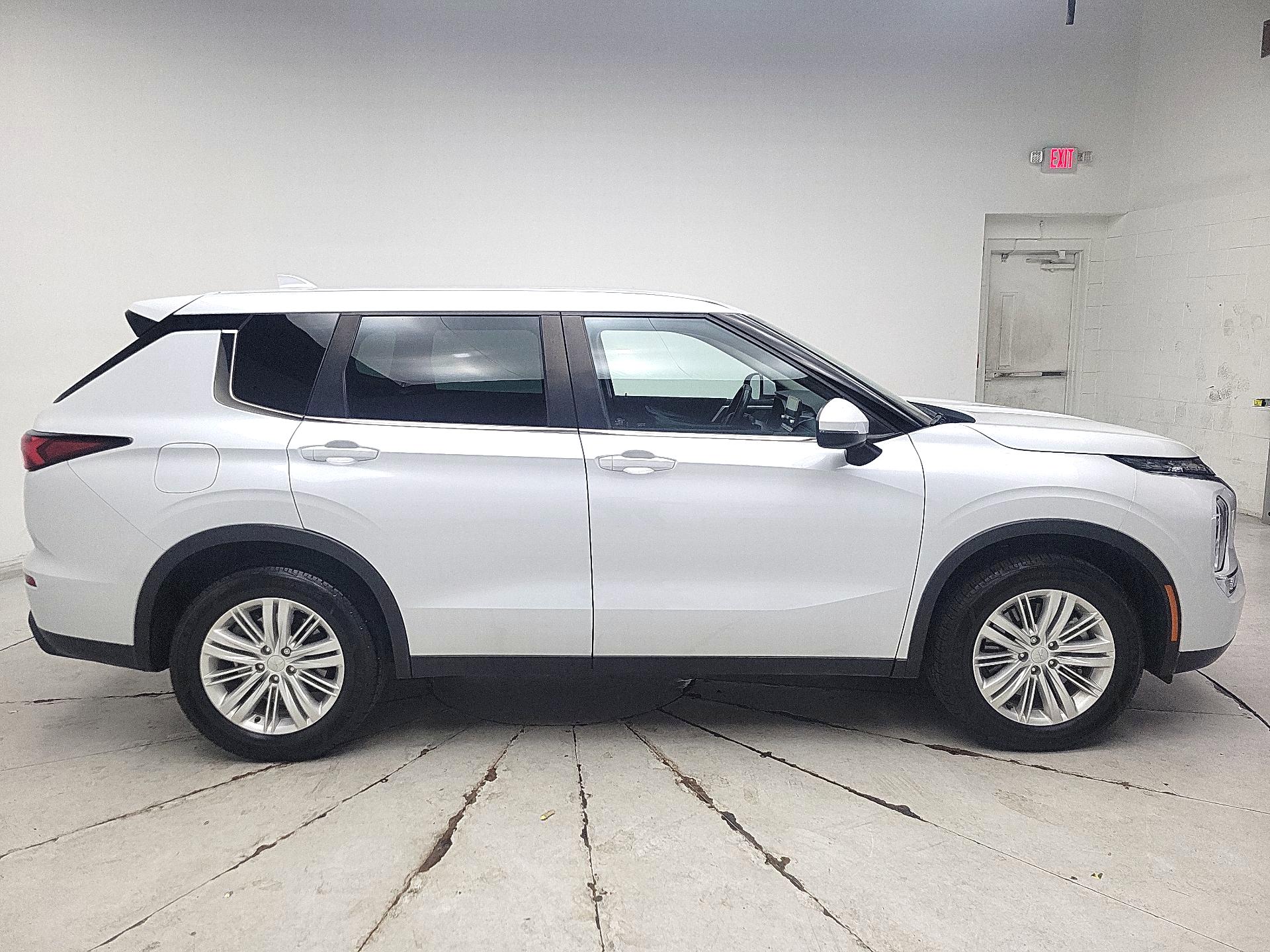 Thumbnail: 2022 Mitsubishi Outlander - 4