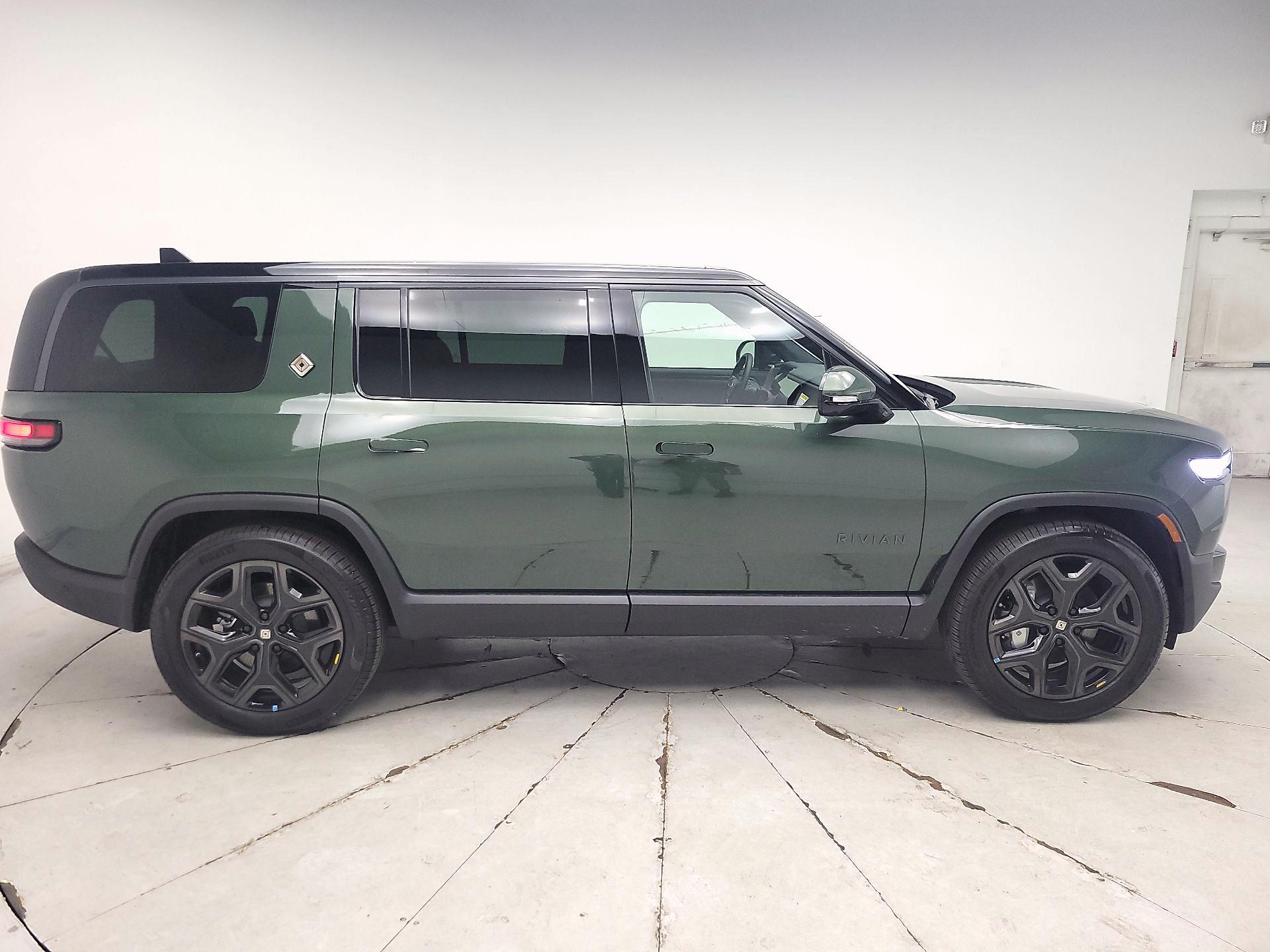 Thumbnail: 2025 Rivian R1S - 4