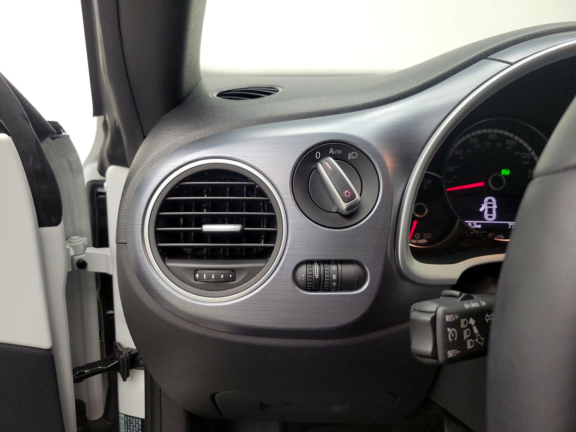 Thumbnail: 2016 Volkswagen Beetle - 13
