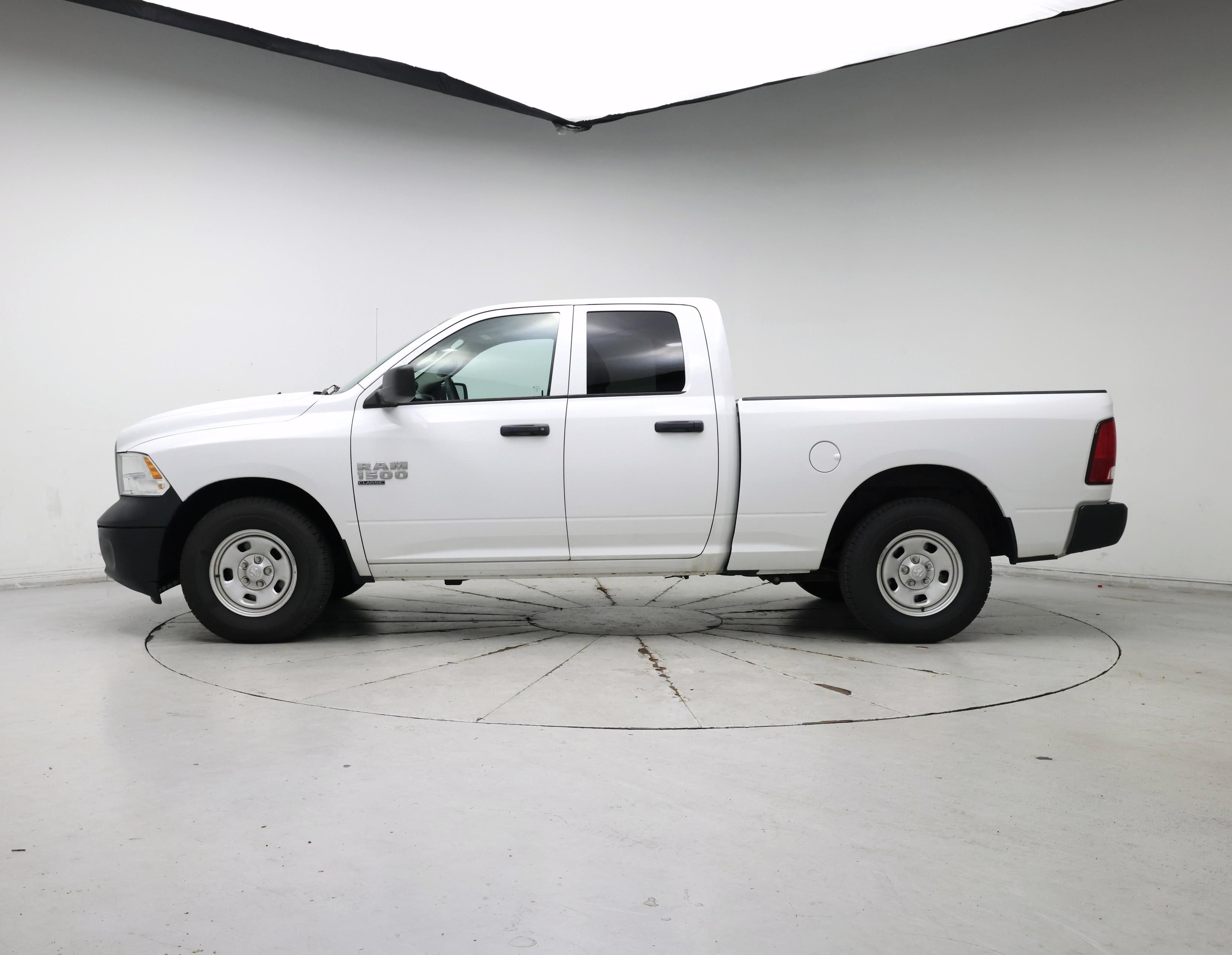 Thumbnail: 2019 RAM 1500 Classic - 3