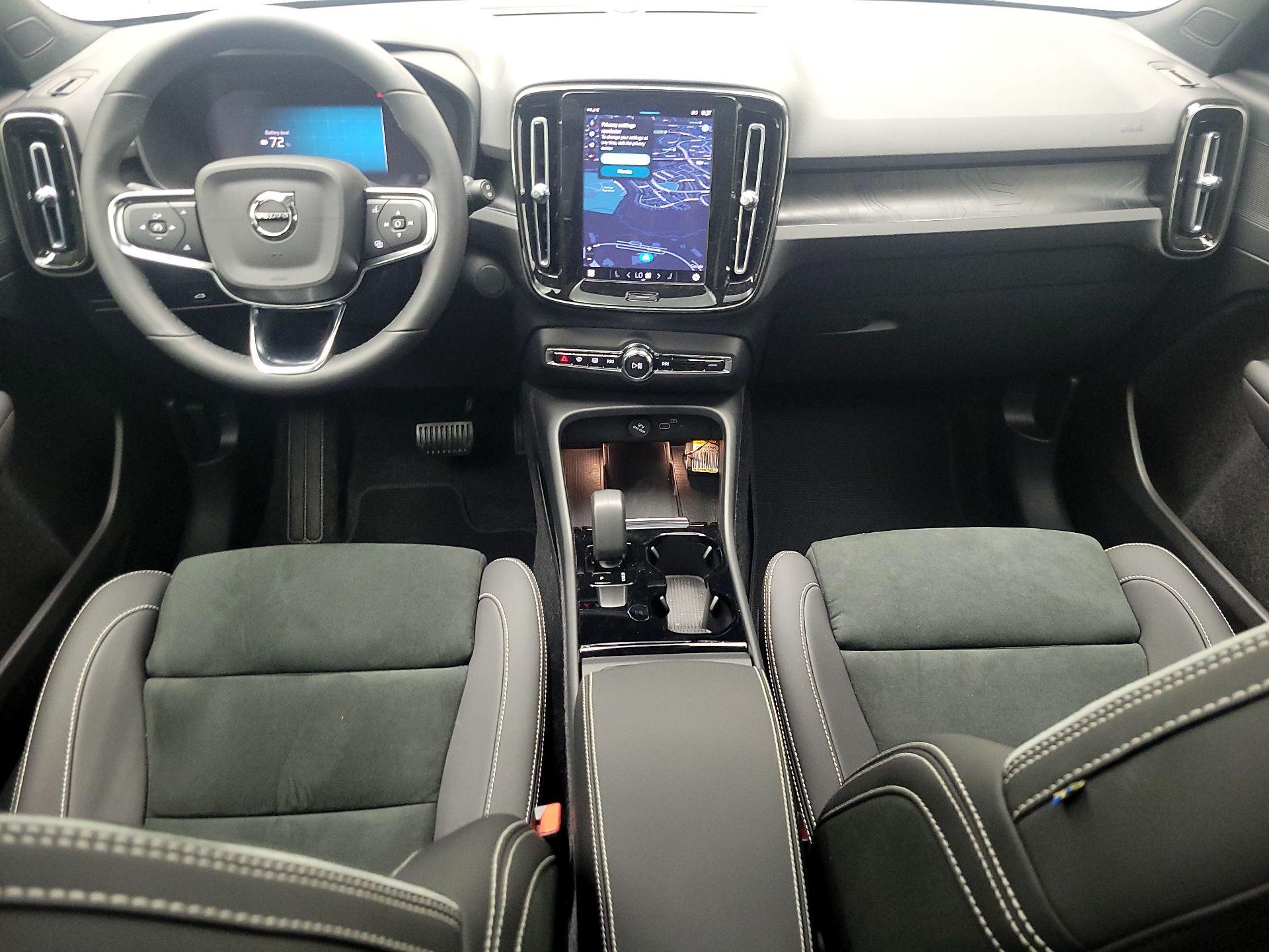 Thumbnail: 2023 Volvo XC40 - 9