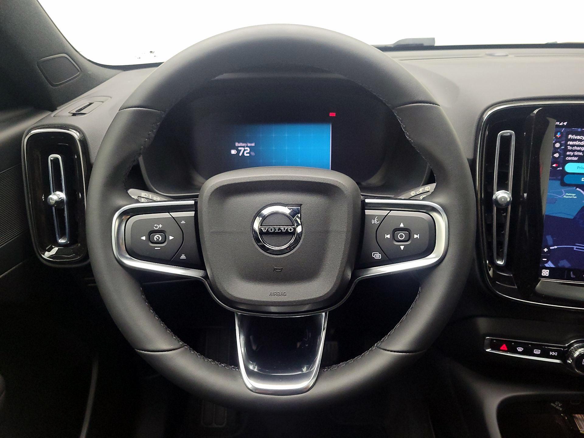 Thumbnail: 2023 Volvo XC40 - 10