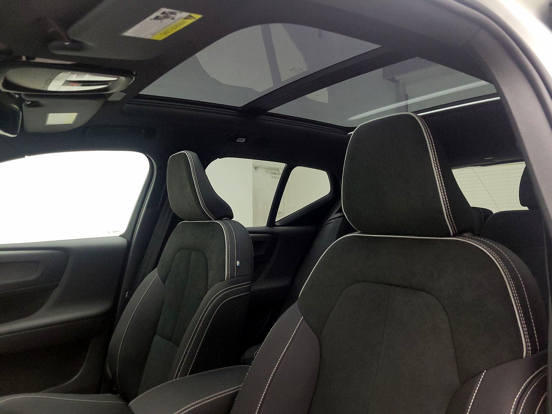 Thumbnail: 2023 Volvo XC40 - 20