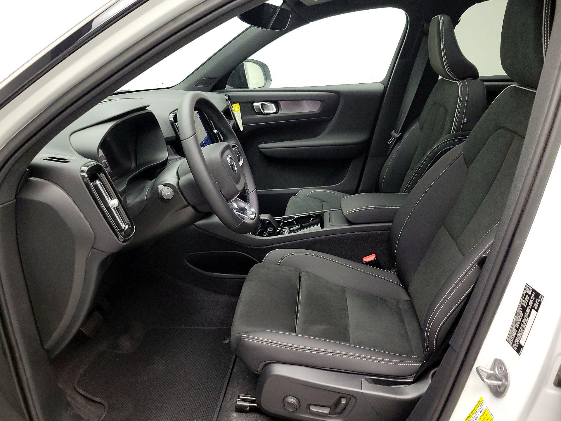 Thumbnail: 2023 Volvo XC40 - 9