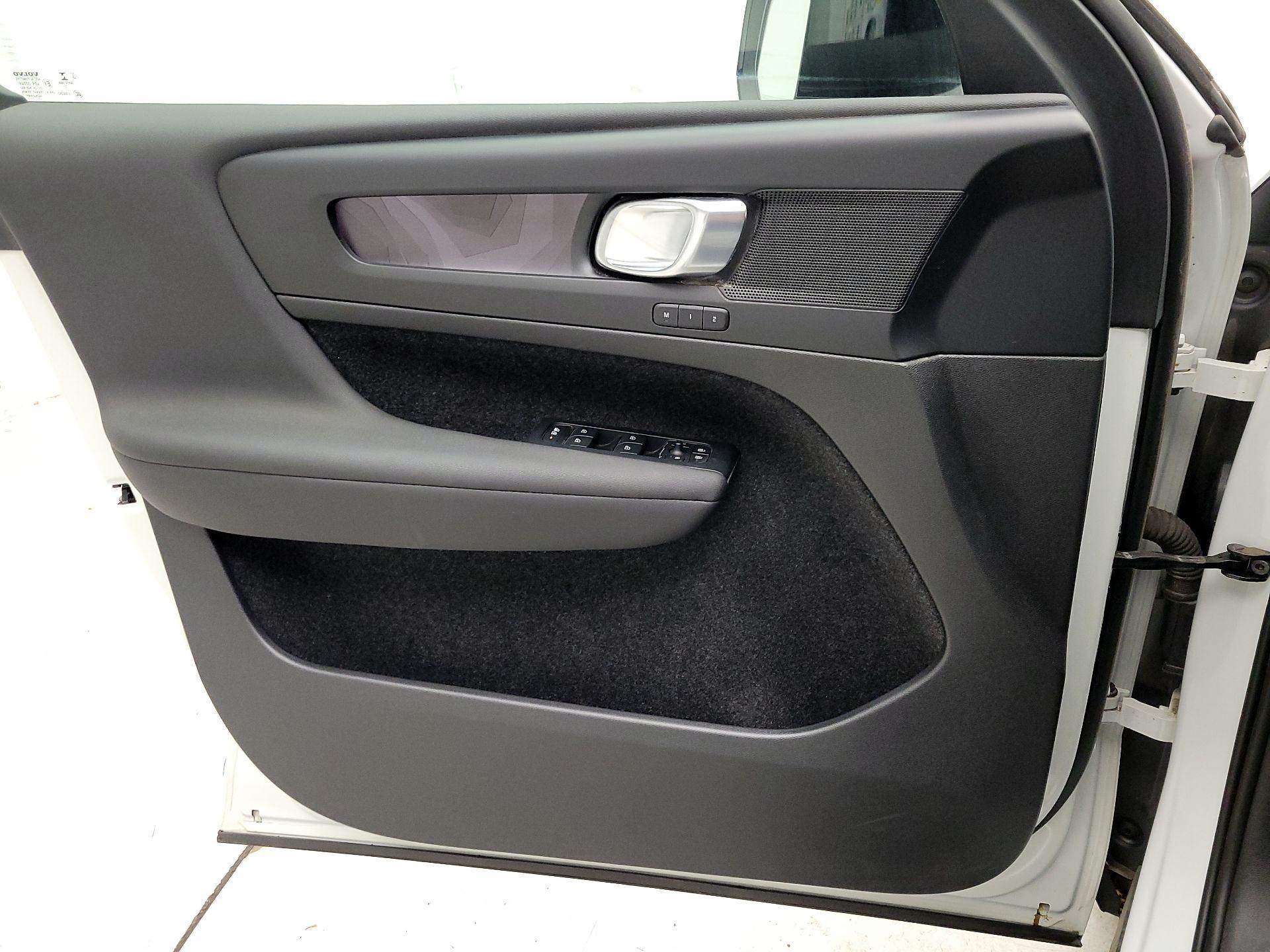 Thumbnail: 2023 Volvo XC40 - 10