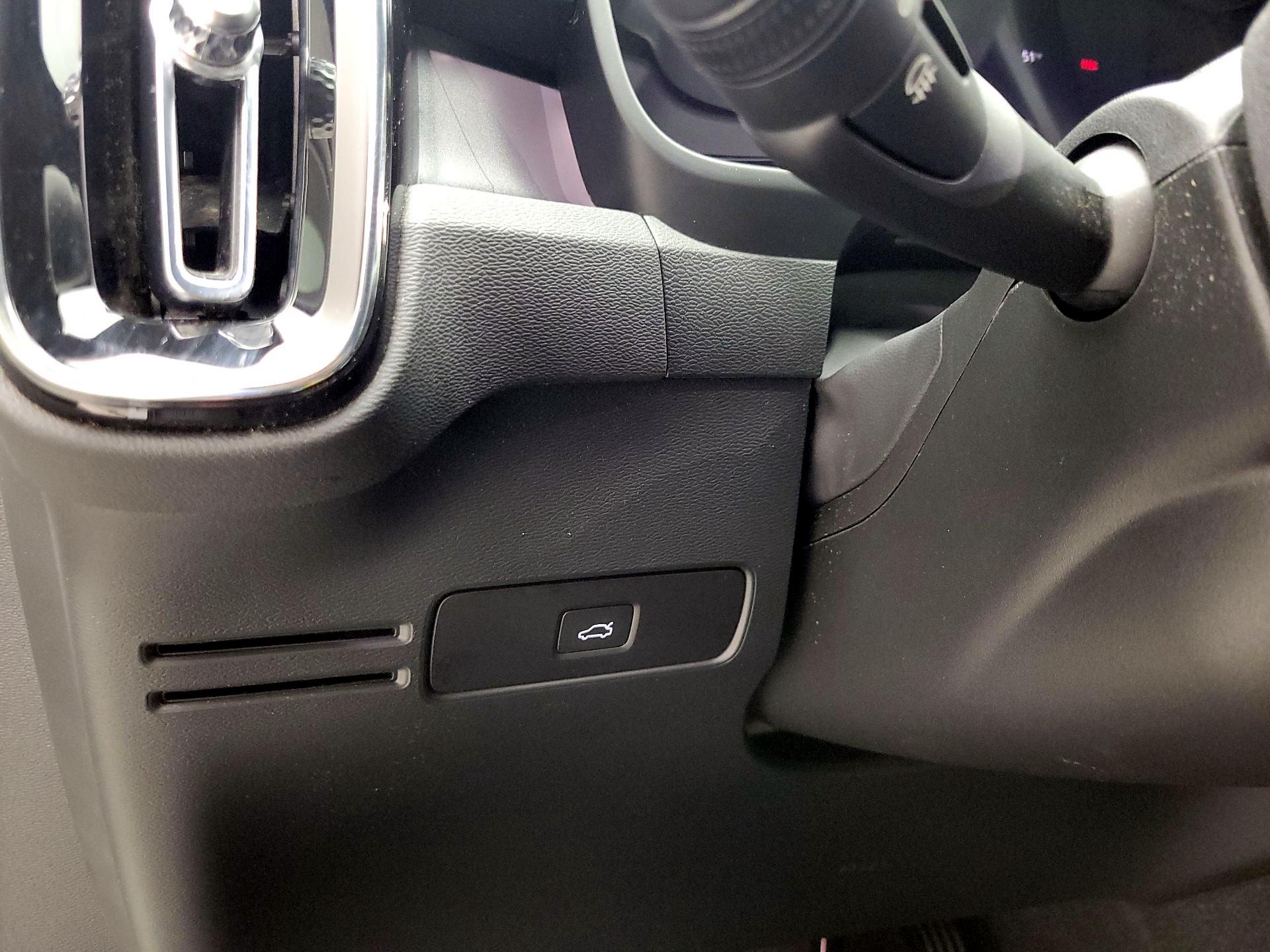 Thumbnail: 2023 Volvo XC40 - 11