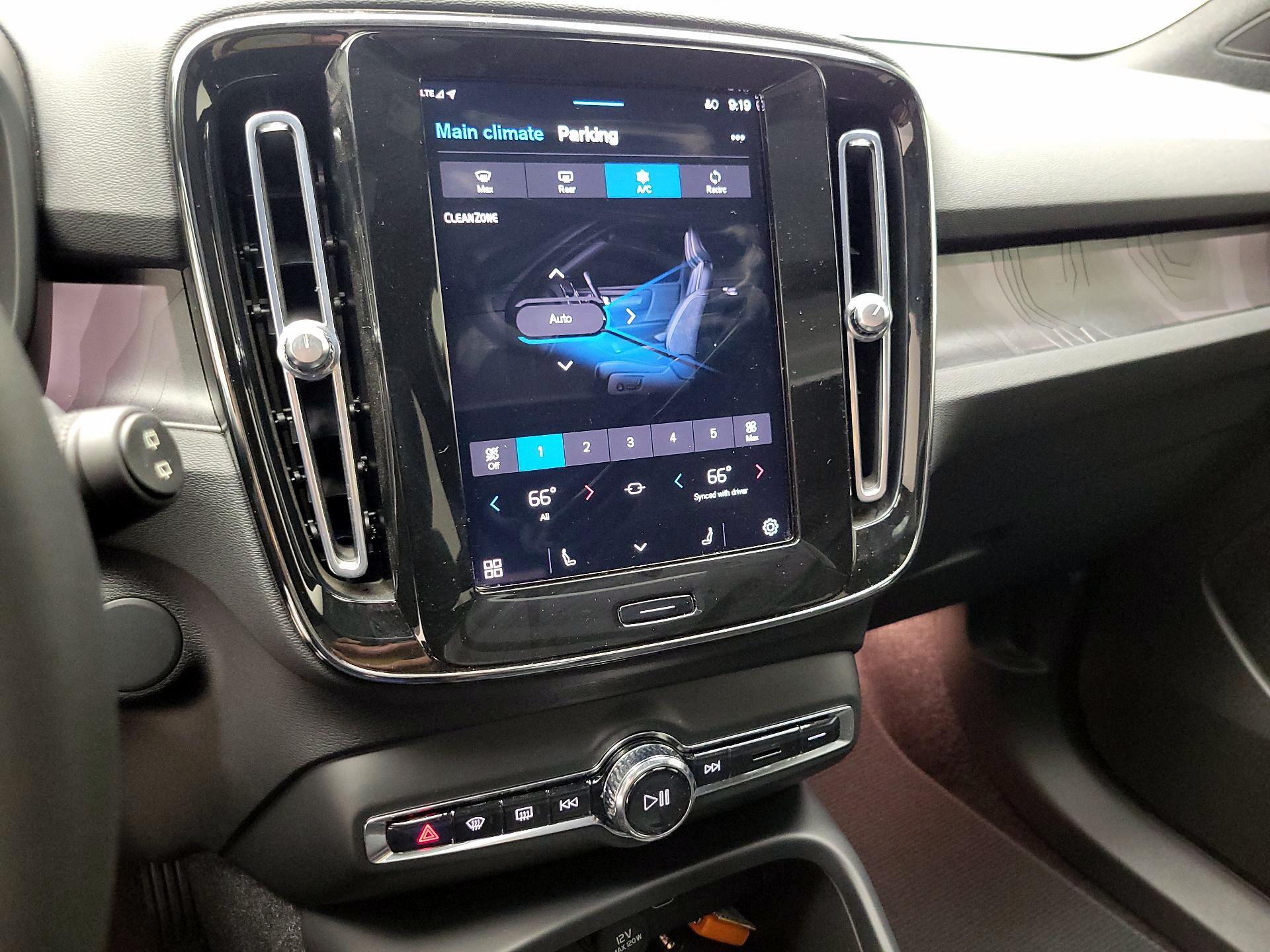 Thumbnail: 2023 Volvo XC40 - 15