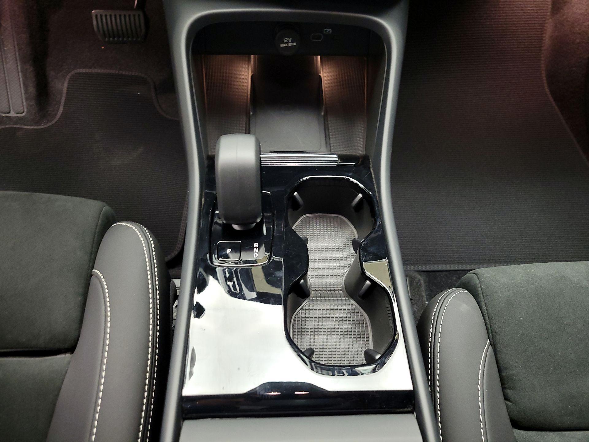 Thumbnail: 2023 Volvo XC40 - 16