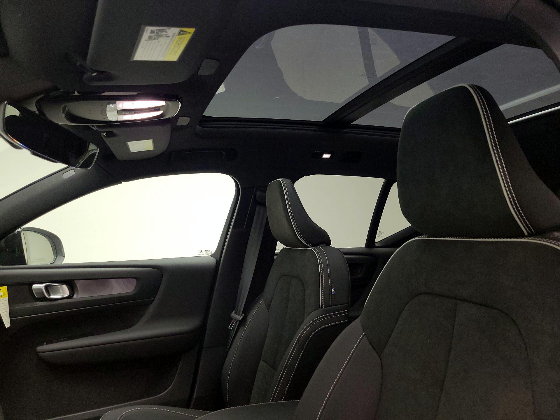 Thumbnail: 2023 Volvo XC40 - 18