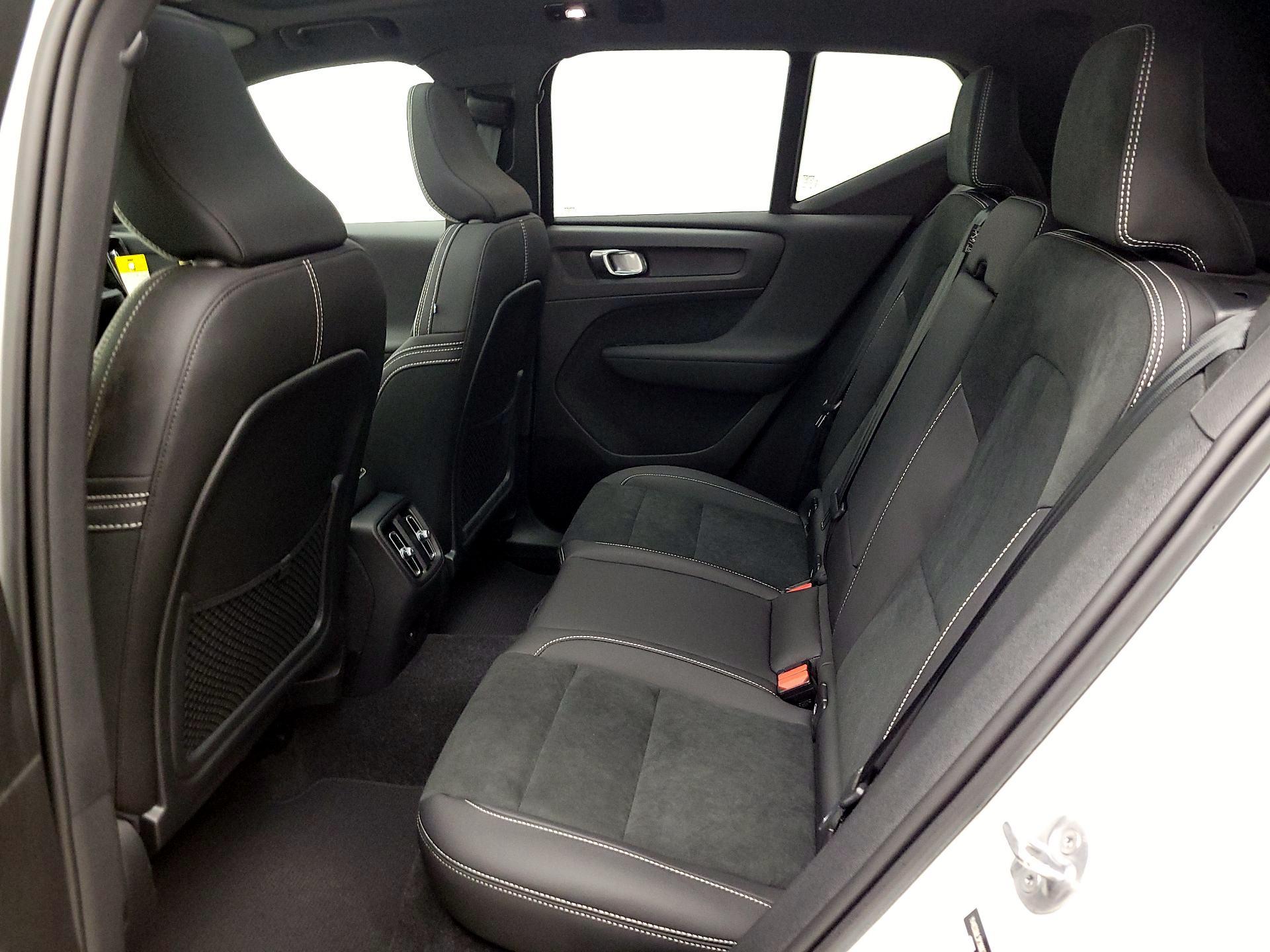 Thumbnail: 2023 Volvo XC40 - 19