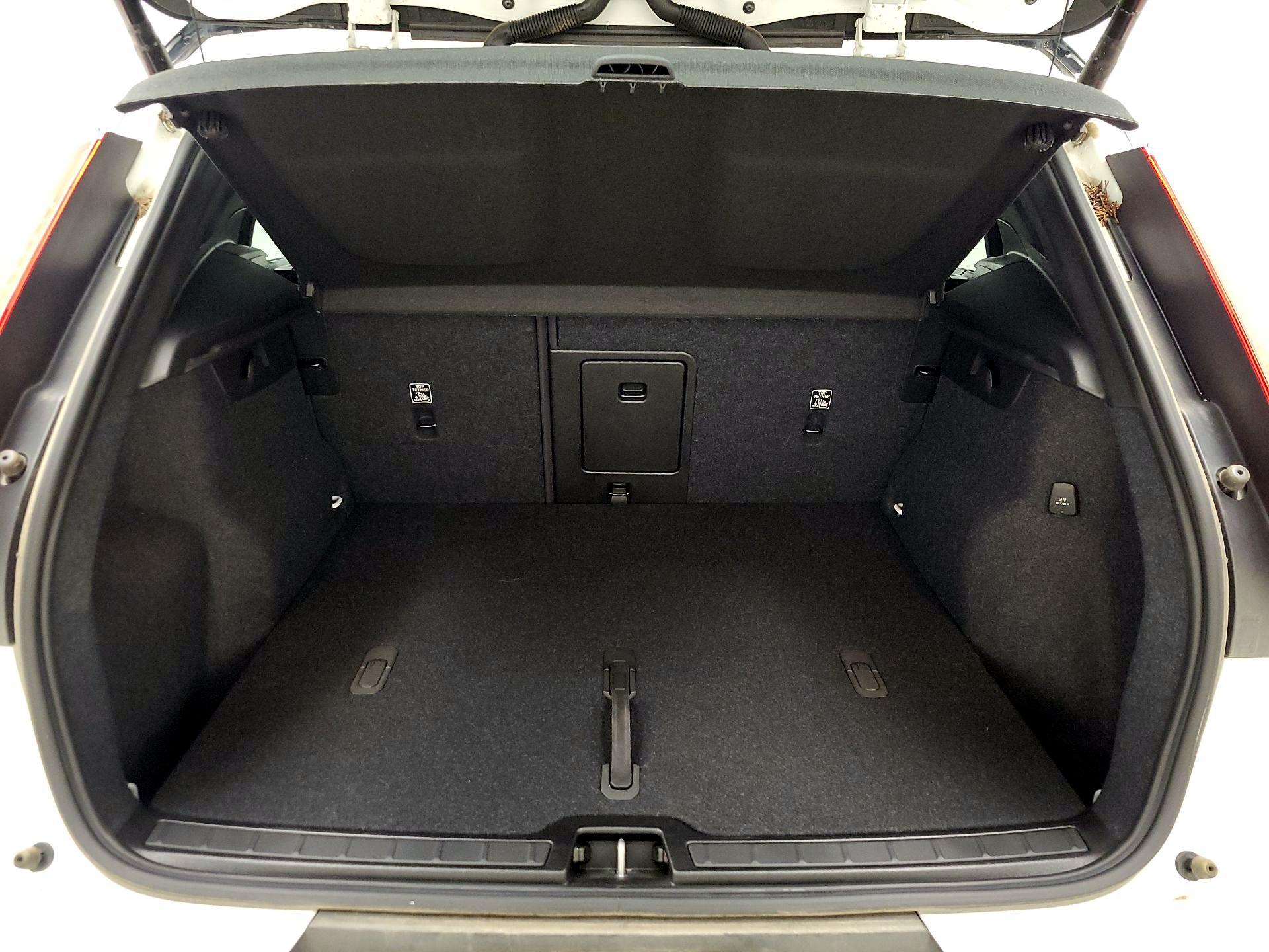 Thumbnail: 2023 Volvo XC40 - 20