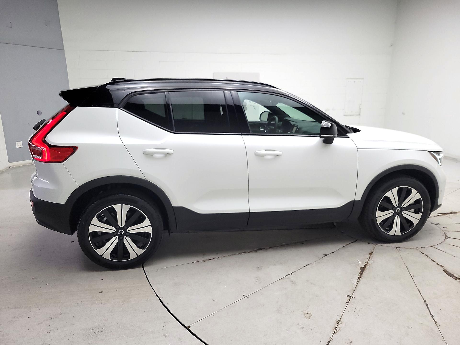 Thumbnail: 2023 Volvo XC40 - 4