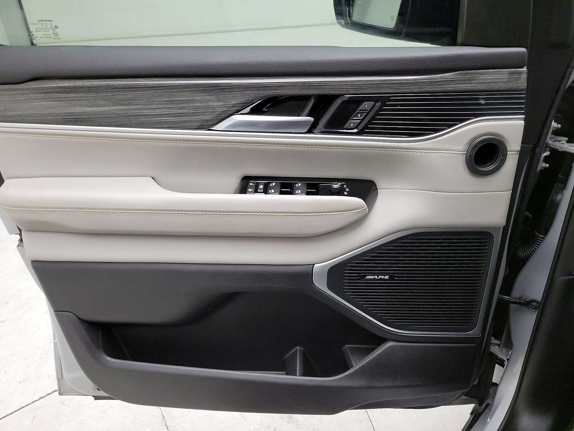 Thumbnail: 2022 Jeep Wagoneer - 10