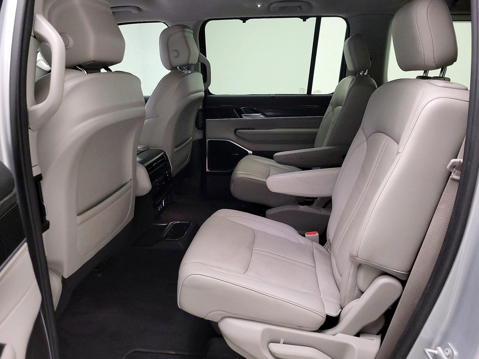 Thumbnail: 2022 Jeep Wagoneer - 18