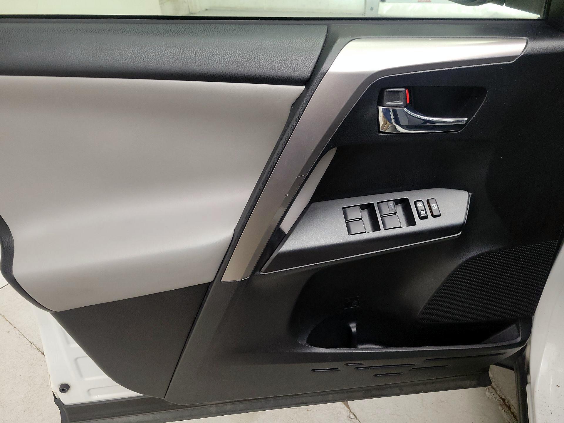 Thumbnail: 2016 Toyota RAV4 - 12