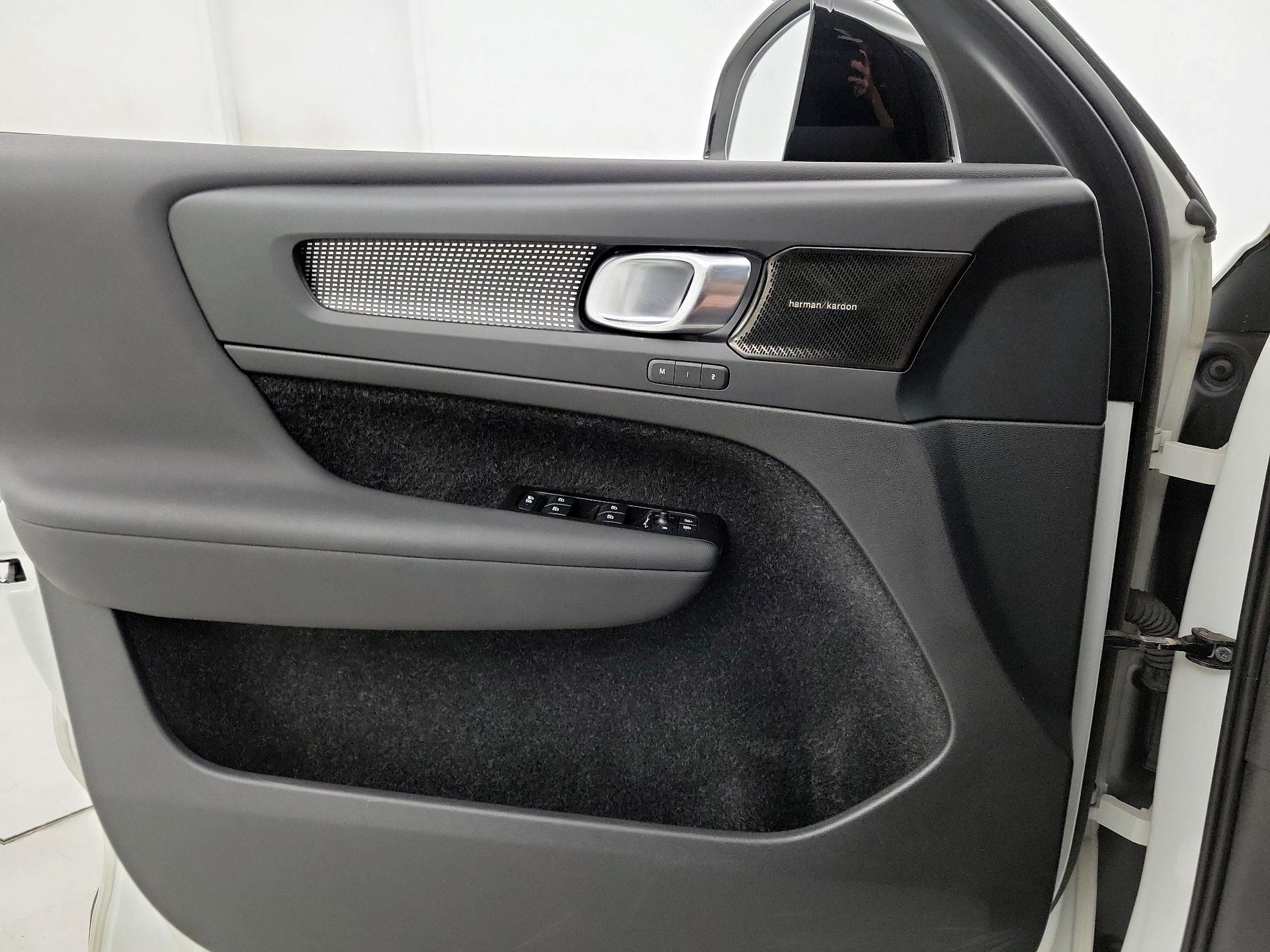 Thumbnail: 2021 Volvo XC40 - 12