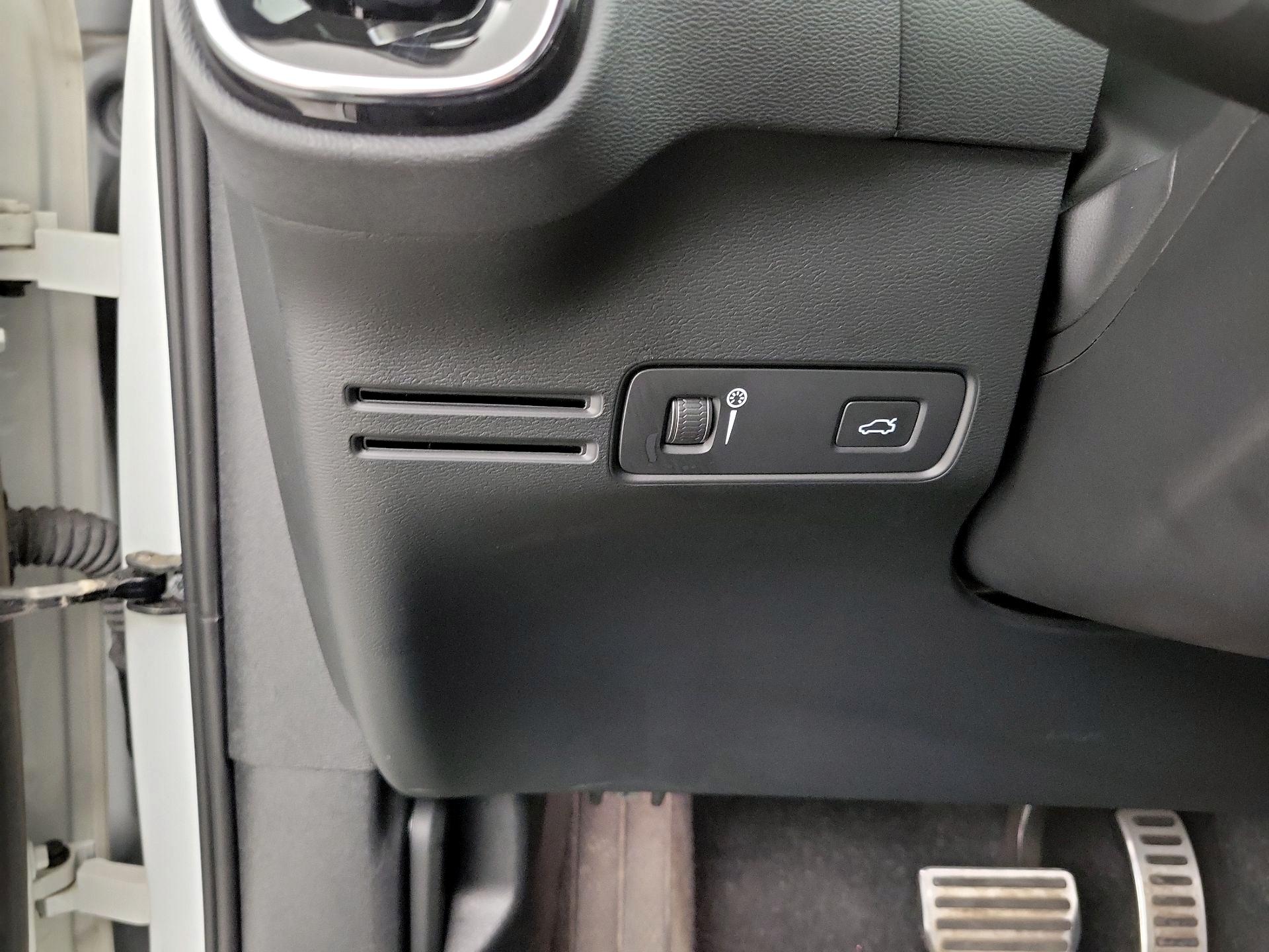 Thumbnail: 2021 Volvo XC40 - 13