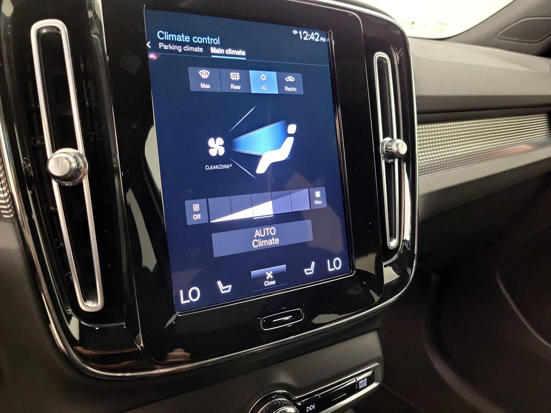 Thumbnail: 2021 Volvo XC40 - 17