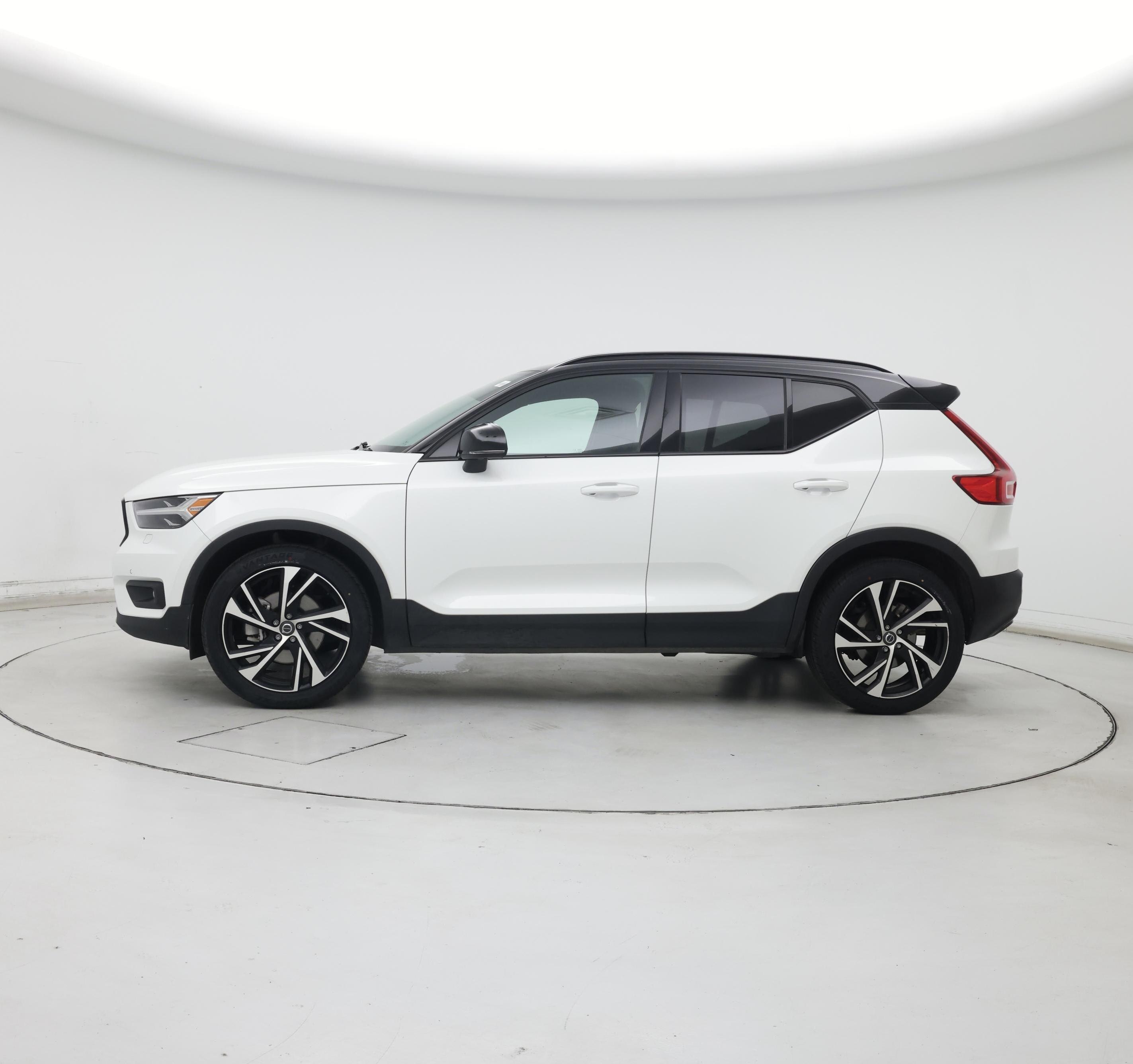 Thumbnail: 2021 Volvo XC40 - 3