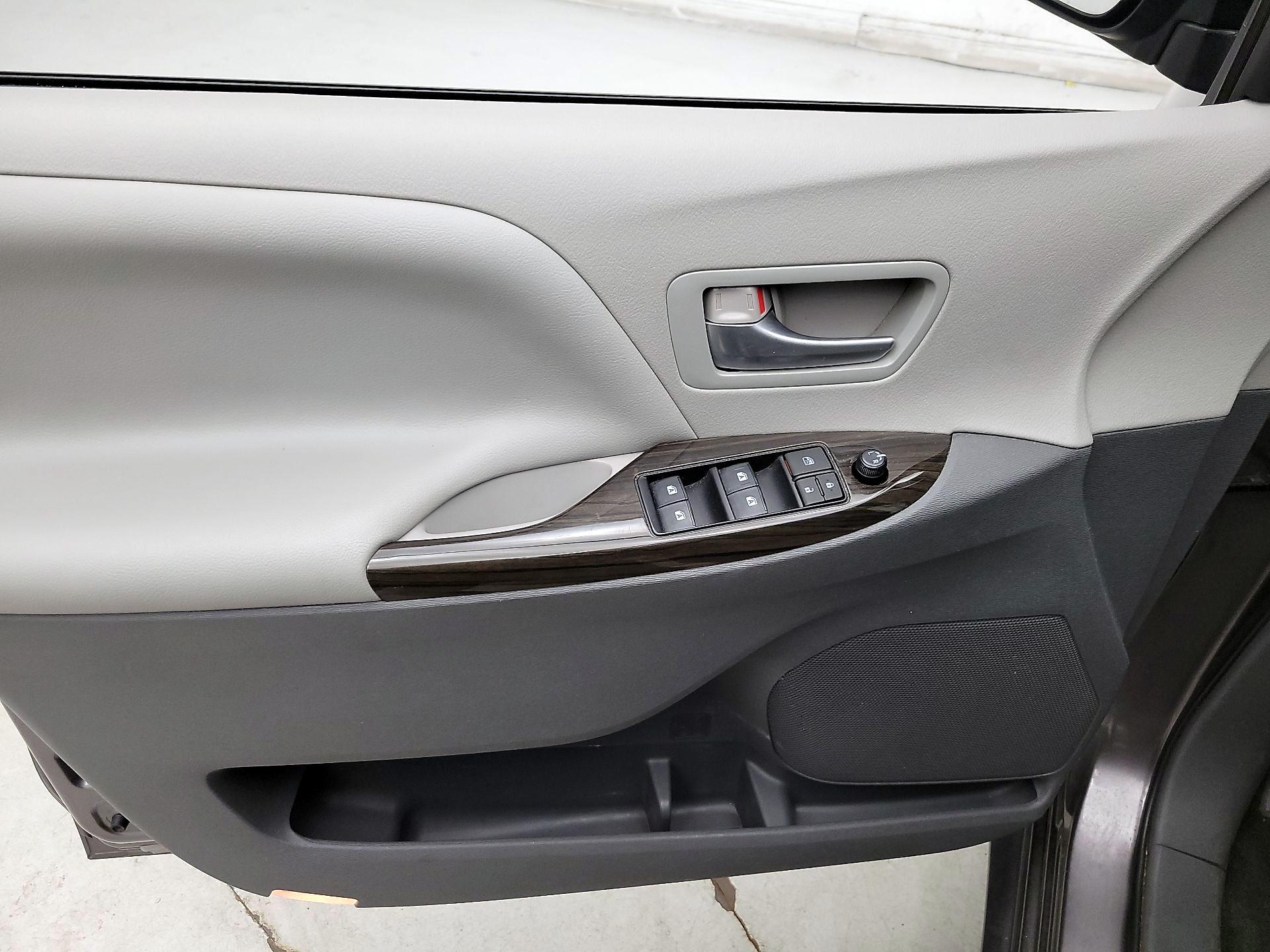 Thumbnail: 2015 Toyota Sienna - 12
